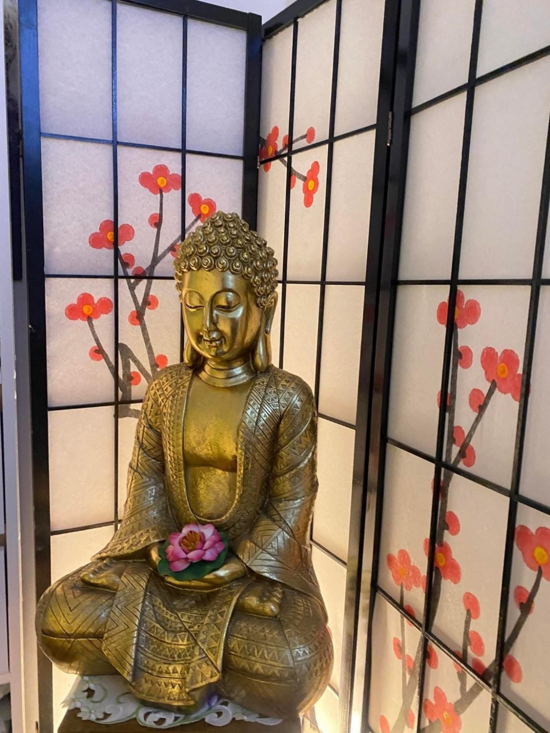 Buddha mit Lotus im Green Temple Studio