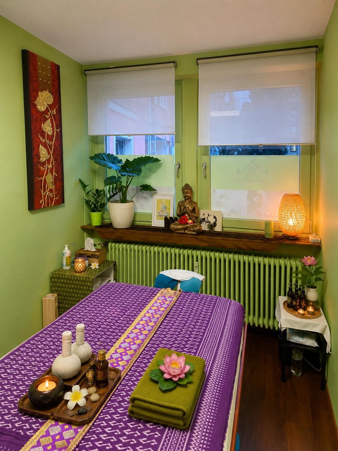 Behandlungsraum im Green Temple – Thai-Liege mit Lotus und Kräuterstempel